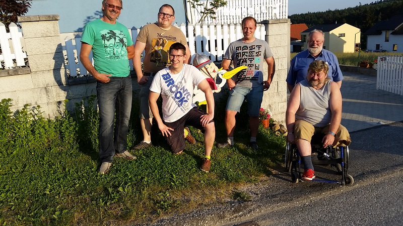 Storchaufstellen bei der Familie Eder
