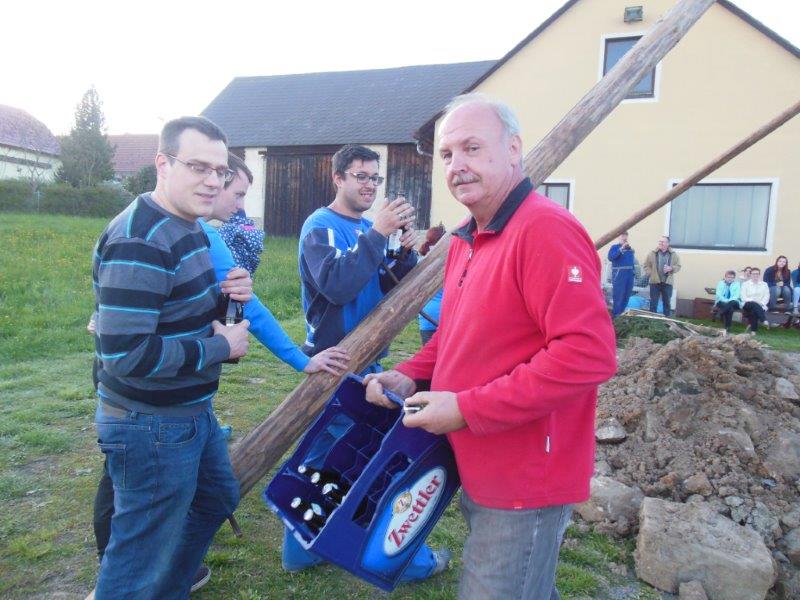 Maibaum aufstellen 30-04-2016 018
