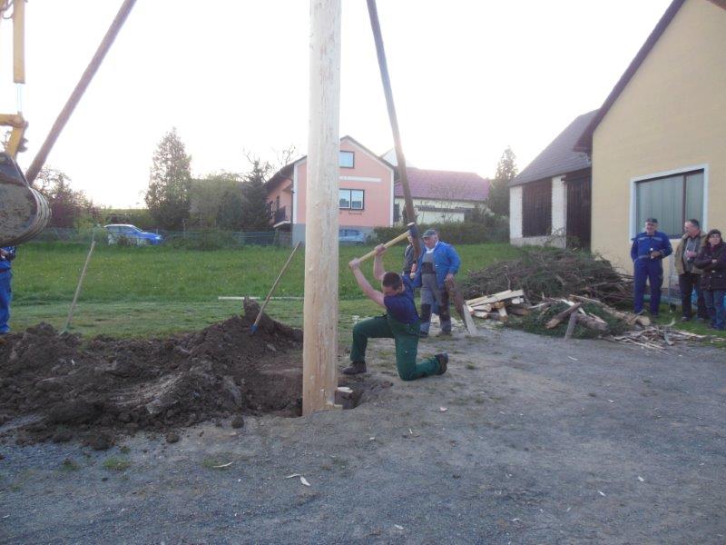 Maibaum aufstellen 30-04-2016 021