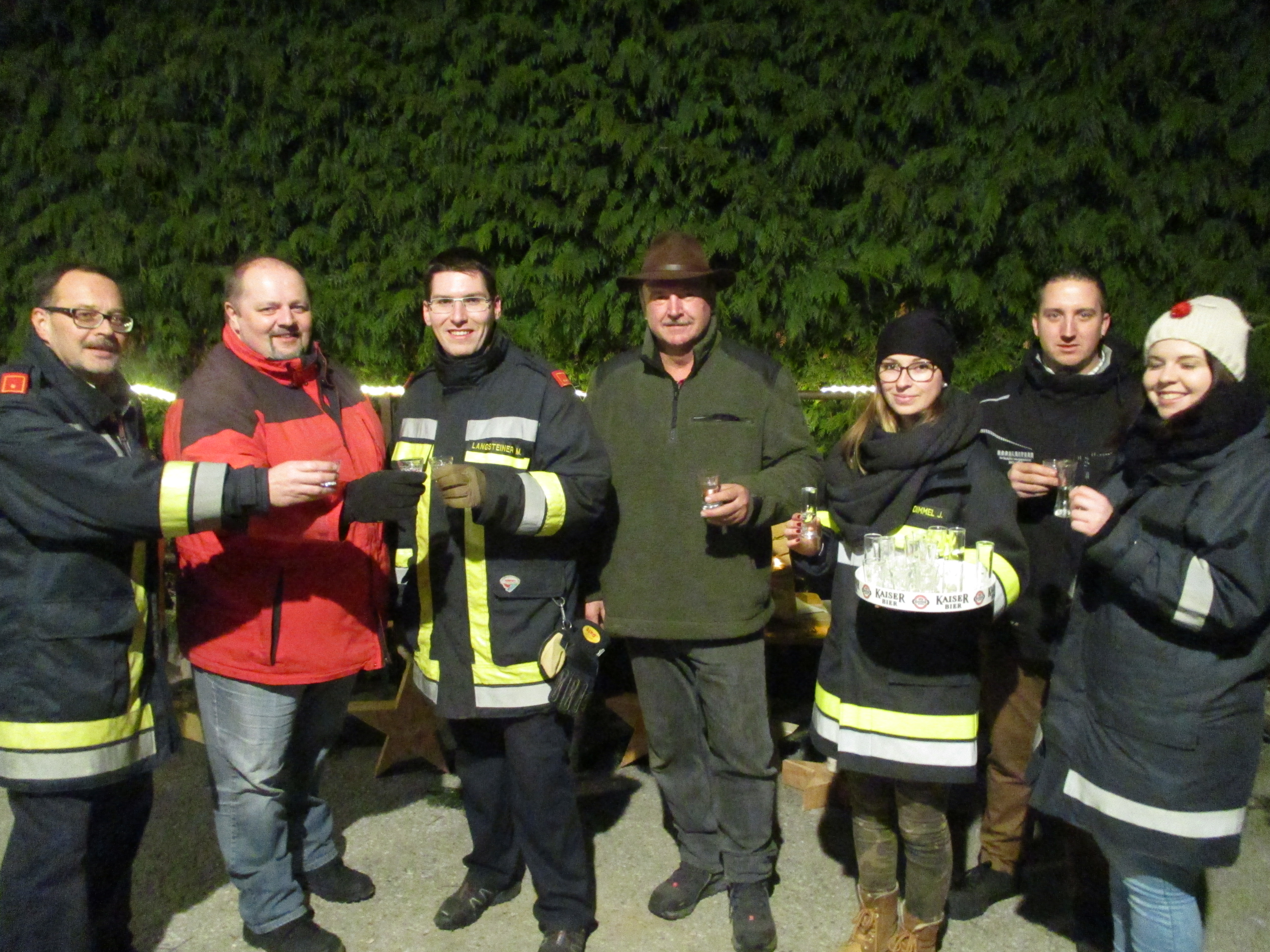 Ein Begrüßungsstamperl für Andreas Wentseis, Bürgermeister Gerald Matzinger, Feuerwehrkommandant Ing. Markus Langsteiner, Manfred Dimmel, Jessica Dimmel, Stefan Zach und Sophie Bauernfried