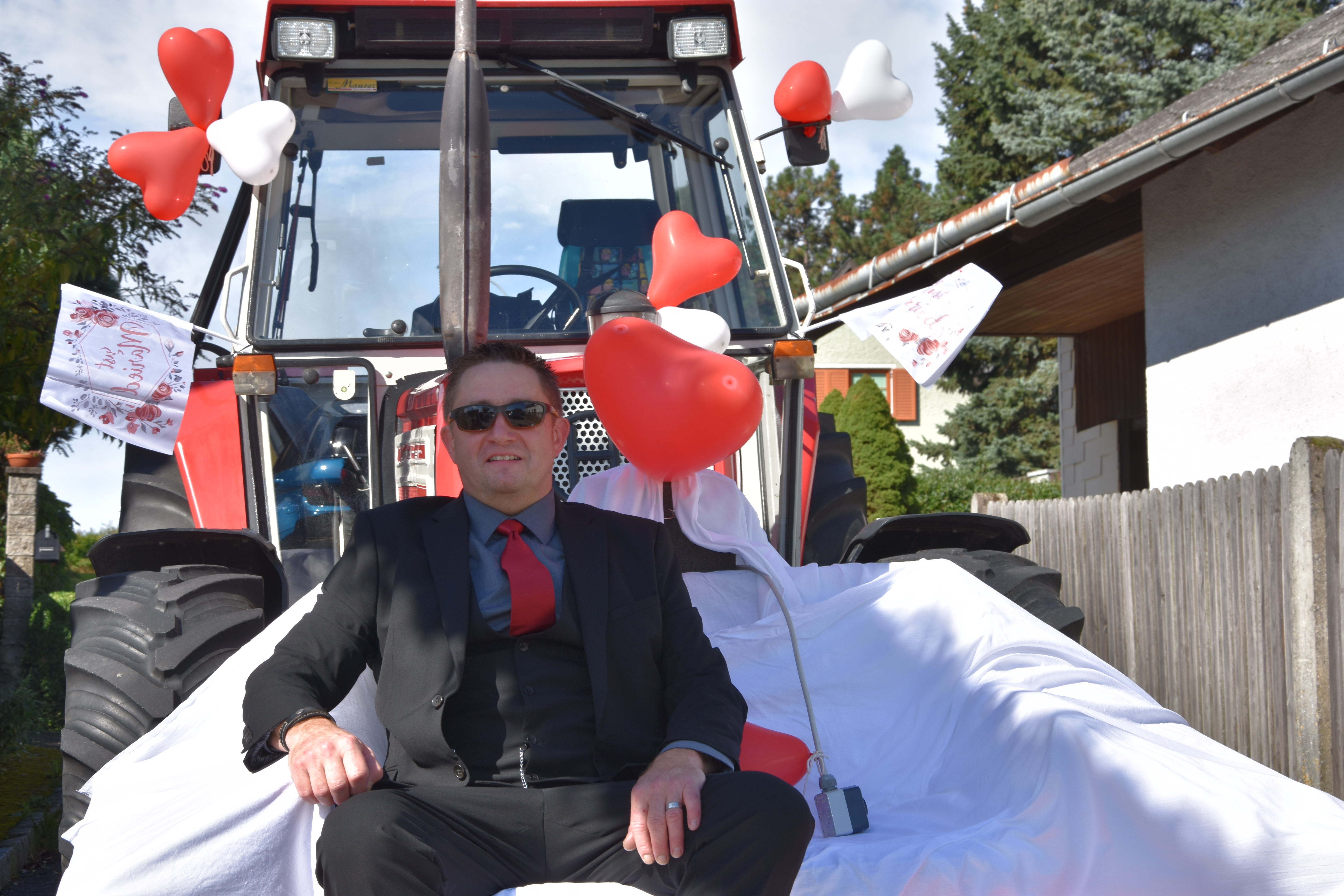 Rene Lebersorger bei der Abholung mit dem Lindner-Traktor