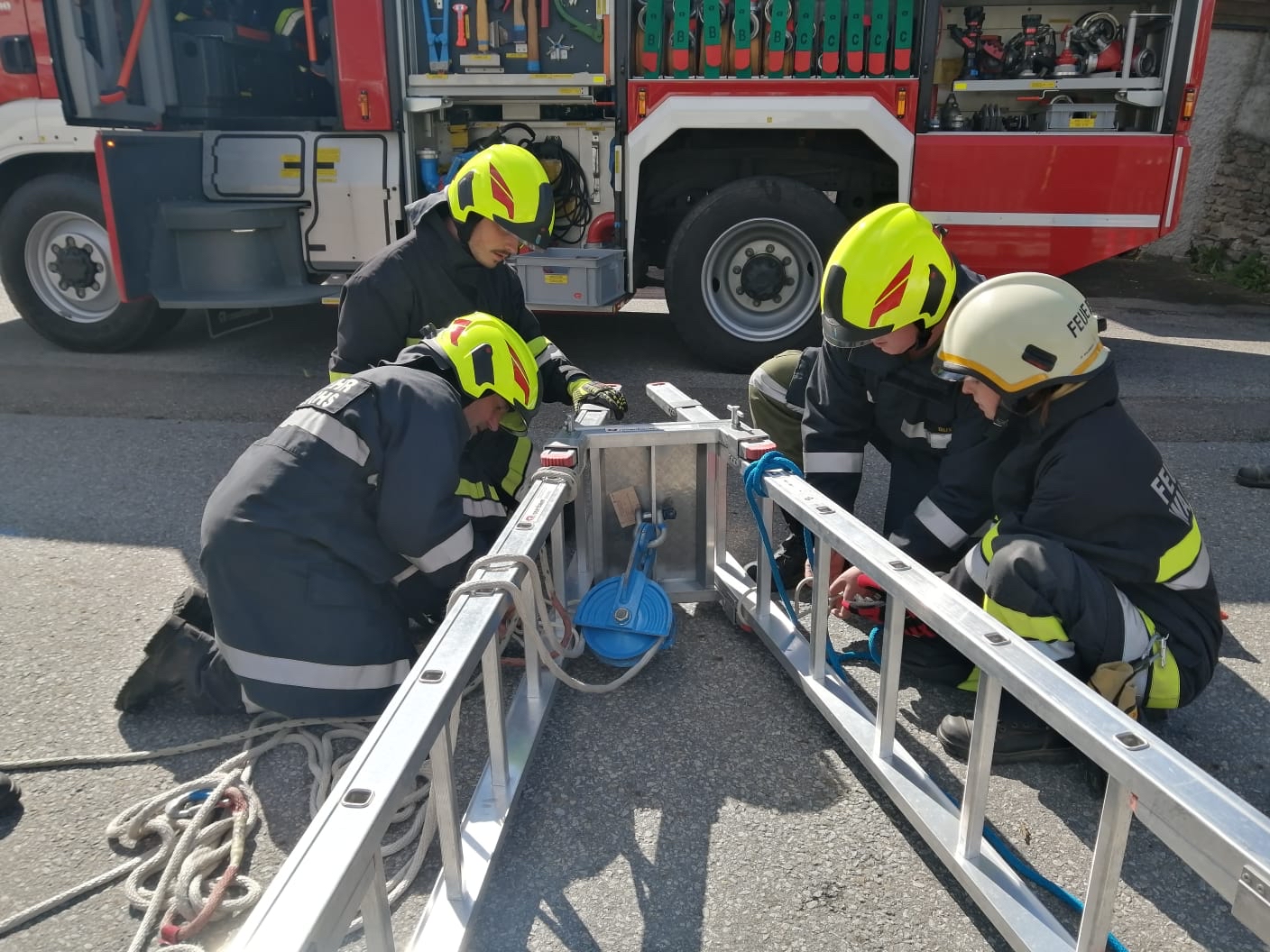 Menschenrettung aus Schacht unter Atemschutz - 18.09.2022 bung Menschenrettung aus Schacht unter Atemschutz 18092022 009