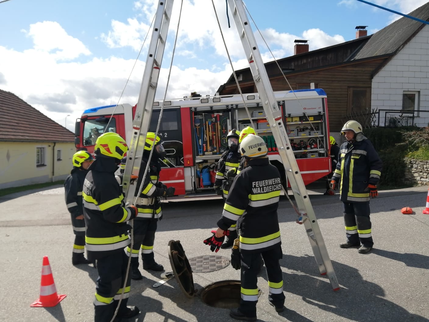 Menschenrettung aus Schacht unter Atemschutz - 18.09.2022 bung Menschenrettung aus Schacht unter Atemschutz 18092022 009