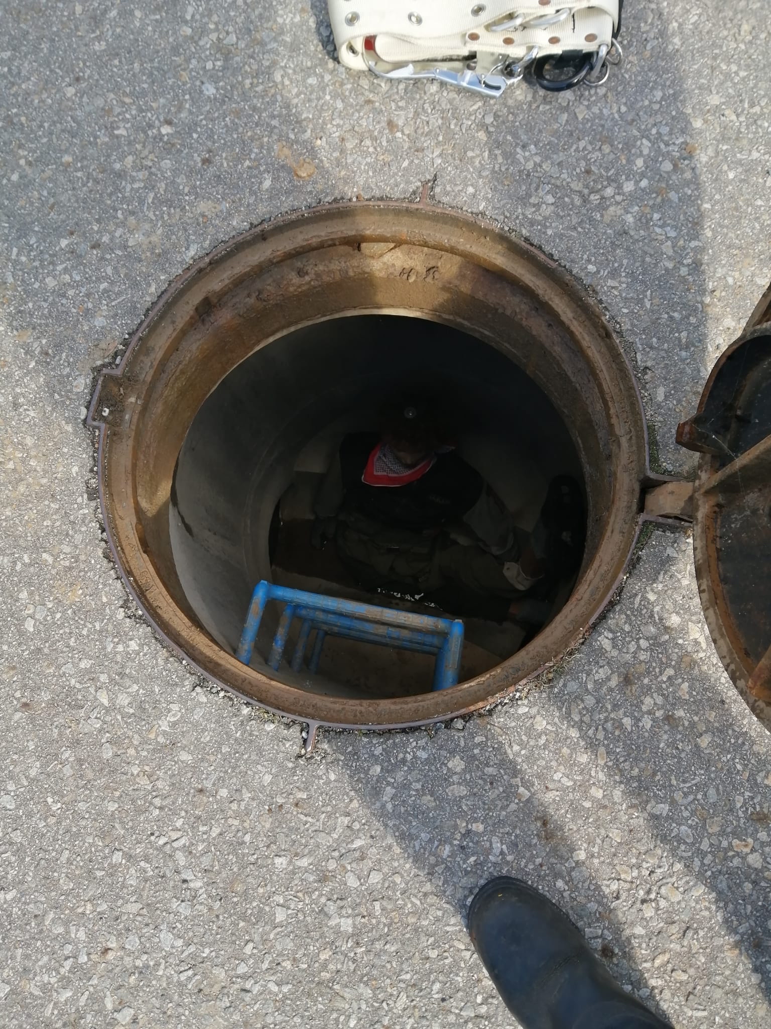 Menschenrettung aus Schacht unter Atemschutz - 18.09.2022 bung Menschenrettung aus Schacht unter Atemschutz 18092022 009