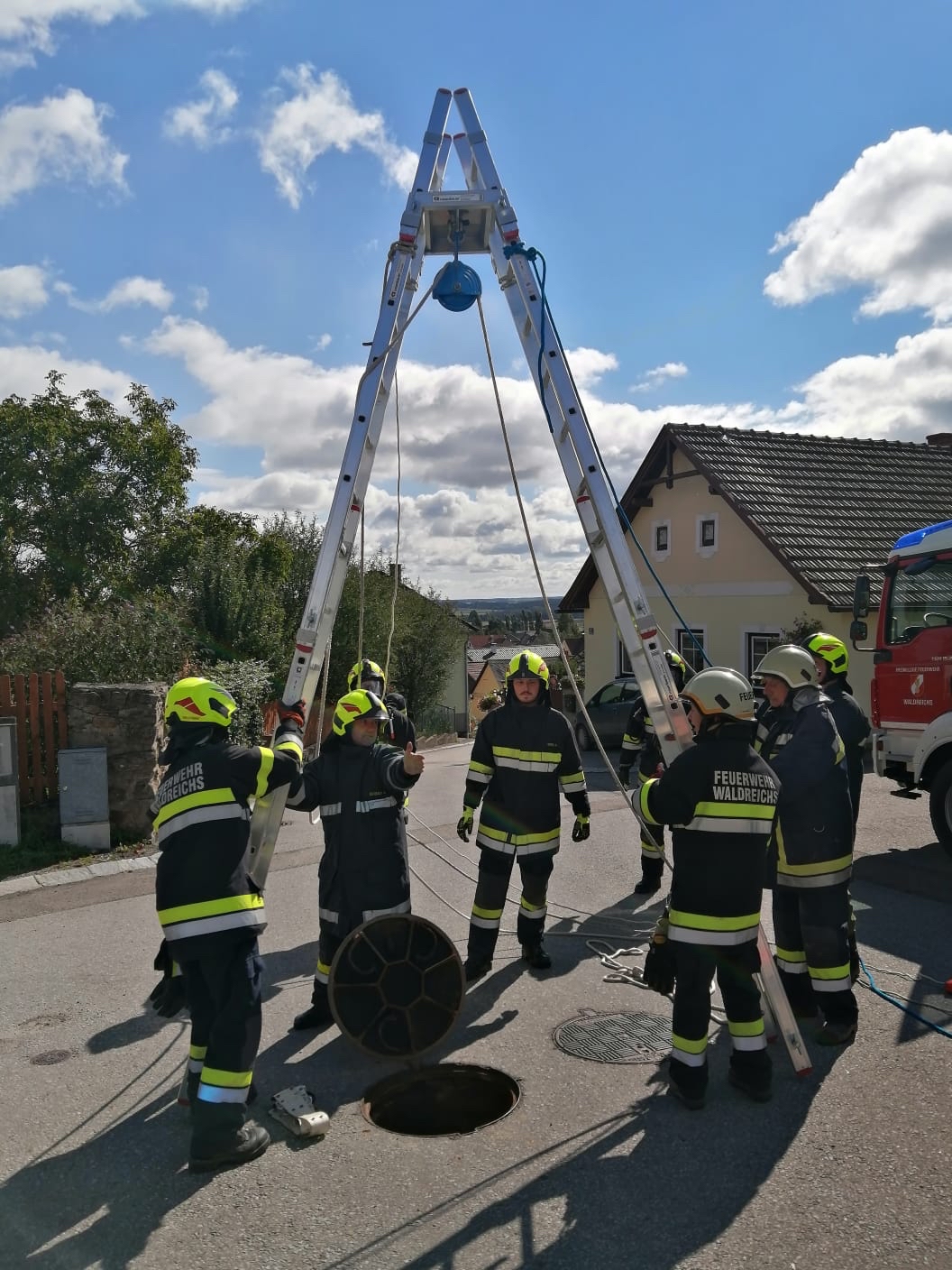 Menschenrettung aus Schacht unter Atemschutz - 18.09.2022 bung Menschenrettung aus Schacht unter Atemschutz 18092022 009