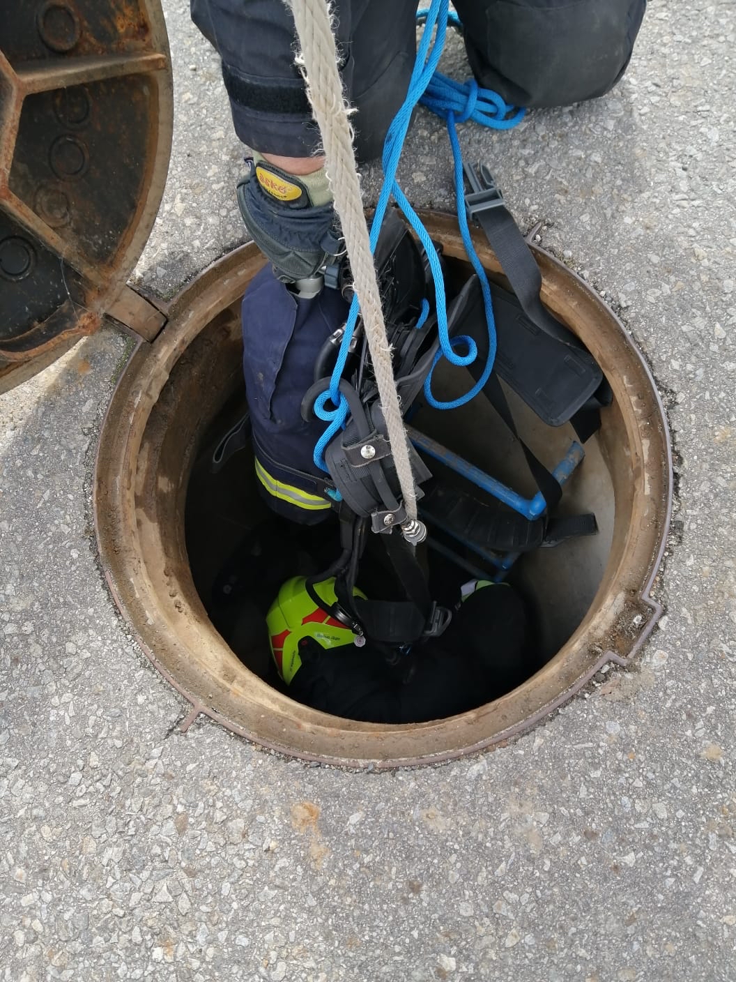 Menschenrettung aus Schacht unter Atemschutz - 18.09.2022 bung Menschenrettung aus Schacht unter Atemschutz 18092022 009