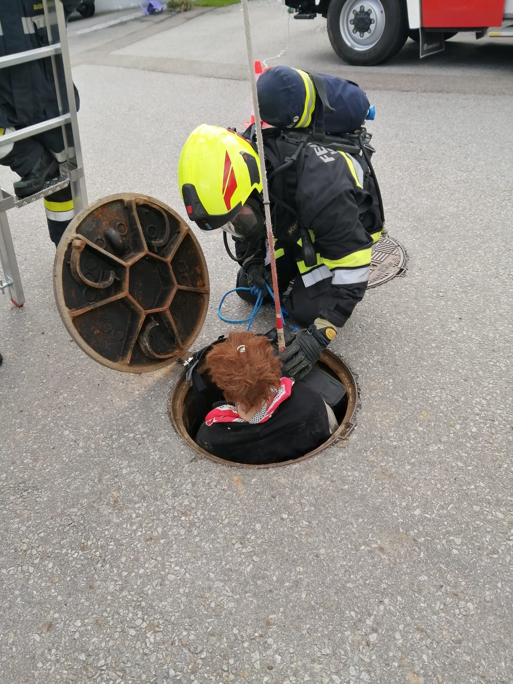 Menschenrettung aus Schacht unter Atemschutz - 18.09.2022 bung Menschenrettung aus Schacht unter Atemschutz 18092022 009