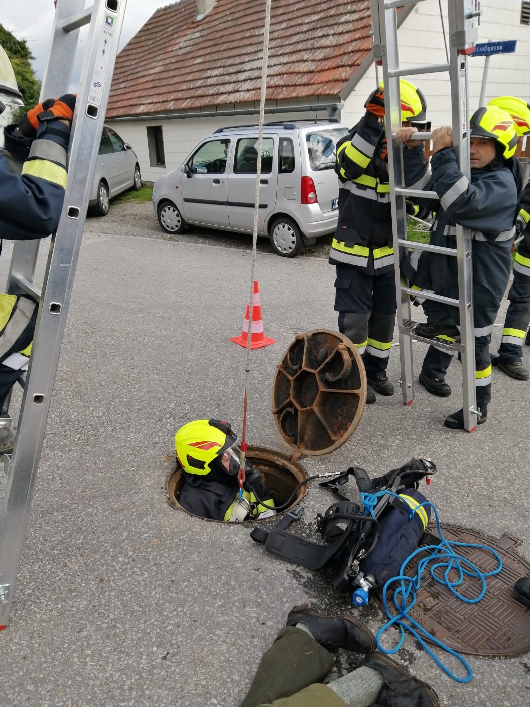 Menschenrettung aus Schacht unter Atemschutz - 18.09.2022 bung Menschenrettung aus Schacht unter Atemschutz 18092022 009